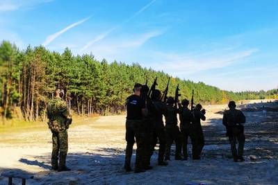 Funkcjonariusze KaOSG na poligonie 