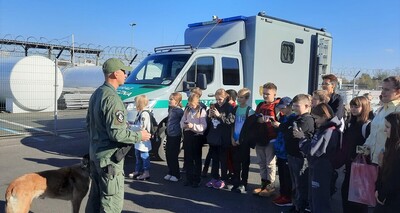 Radość dzieci „rozbroiła” strażników granicznych na Balicach