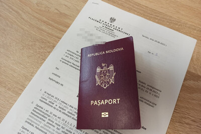 Mołdawianin nielegalnie w Polsce Na biurku znajduje się decyzja o zobowiązaniu cudzoziemca do powrotu, na niej położony jest paszport republiki Mołdawii.