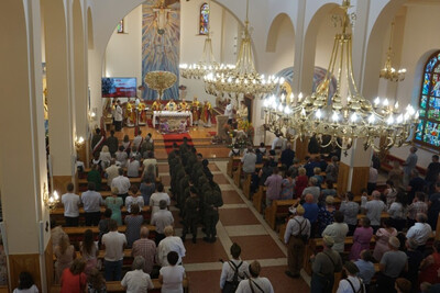 Wnętrze kościoła parafialnego w Szczawie podczas odprawianej mszy świętej w intencji poległych w obronie Ojczyzny