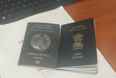 Zatrzymani w Kielcach Paszport Republiki Indii oraz Paszport Republiki Tadżykistanu znajdujące się na biurku.