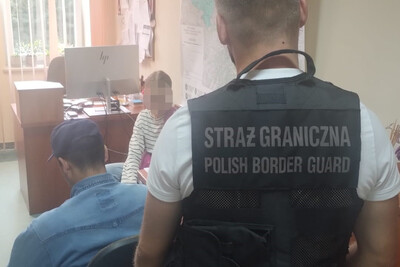 Zatrzymani w Kielcach funkcjonariusz Straży Granicznej pilnujący zatrzymanego obywatela Tadżykistanu podczas przesłuchania w obecności tłumaczki.