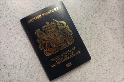 Syryjczyk z cudzym brytyjskim paszportem próbował wjechać do Polski brytyjski paszport znajdujący się na biurku