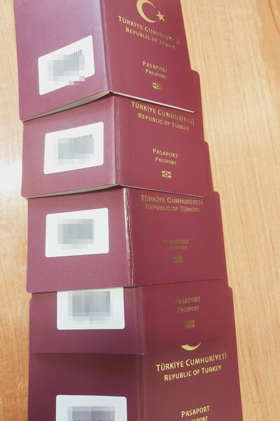 7 Turków zatrzymano w Chyżnem paszporty zatrzymanych cudzoziemców znajdujące się na biurku