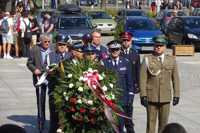 fot. kielce.naszemiasto.pl mundurowi składający kwiaty pod tablicą kieleckich obrońców Westerplatte.