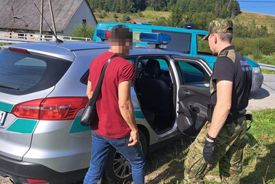 Mołdawianie nielegalnie w Polsce zatrzymany obywatel Mołdawii wsiadający do pojazdu służbowego straży granicznej w obecności funkcjonariusza SG