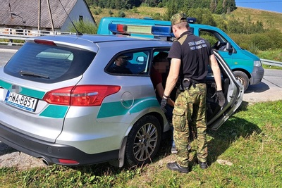 Mołdawianie nielegalnie w Polsce obywatel Mołdawii znajdujący się w pojeździe służbowym Straży Granicznej.