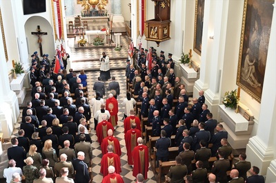 Pielgrzymowali w intencji służb mundurowych Widok z chóru na wszystkich zebranych w Bazylice podczas mszy świętej.
