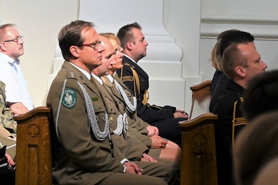 Pielgrzymowali w intencji służb mundurowych komendant Placówki Straży Granicznej w Tarnowie oraz kadra kierownicza KaOSG.