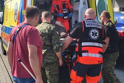Krakowscy funkcjonariusze bez znieczulicy Funkcjonariusze KaOSG udzielający pierwszej pomocy przedmedycznej oraz ratownicy medyczni transportujący poszkodowaną.