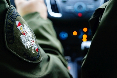 Funkcjonariusze PSG w Tarnowie Funkcjonariusze PSG w Tarnowie w samochodzie służbowym. Widoczny emblemat SG.