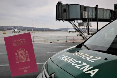 Kolaż zdjęć. W tle płyta lotniska i stojące na niej samoloty. Po prawej stronie maska pojazdu służbowego z napisem Straż Graniczna. Po lewej stronie okładka paszportu wydanego przez władze Hiszpanii.