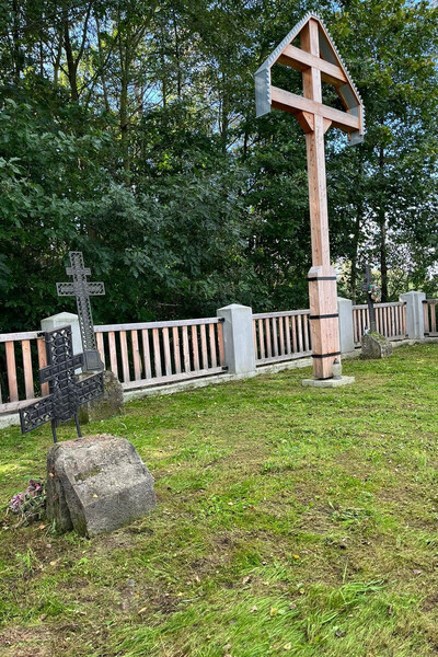 VIII akcja sprzątania cmentarzy z okresu I wojny światowej uporządkowany teren wokół nagrobków znajdujących się na cmentarzu wojennym. widoczny również krzyż