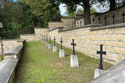 VIII akcja sprzątania cmentarzy z okresu I wojny światowej uporządkowany cmentarz wojskowy. widoczne krzyże nagrobków.