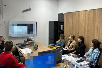 Szkolili pracowników MUW w Krakowie szkolenie pracowników. w sali znajduje się duży monitor na którym wyświetlana jest prezentacja związana z tematyka szkolenia. w sali znajdują się funkcjonariusze straży granicznej oraz pracownicy urzędu.