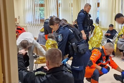 Pomieszczenia Palcówki SG w Zakopanem. Funkcjonariusze Straży Granicznej, Policji oraz służby medyczne udzielają pomocy zatrzymanym cudzoziemcom.