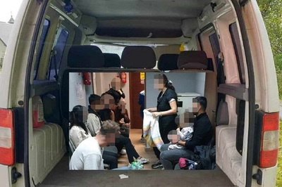 Funkcjonariusze SG z Zakopanego zatrzymali kolejnych nielegalnych migrantów Kolaż zdjęć. W tle wnętrze samochodu dostawczego, w którym przewożeni byli zatrzymani obywatele Syrii. Pomieszczenia policyjne, grupa zatrzymanych 8 Syryjczyków siedzi na krzesłach.
