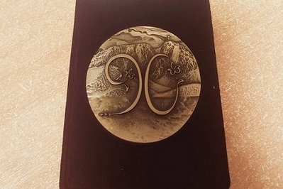 Medal (okrągły, w kolorze starego złota z liczbą 90 i zarysem Giewontu) otrzymany na uroczystej sesji rady Miasta Zakopanego w ozdobnym etui.