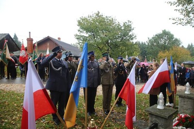 fot. tarnow.naszemiasto.pl mundurowi oddający honor po złożeniu kwiatów pod pomnikiem poległych żołnierzy armii krajowej