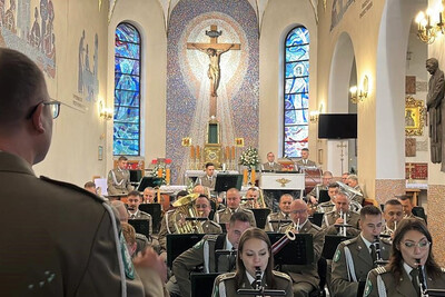 Uroczystości patriotyczne i religijno-kulturalne w Rzepienniku Strzyżewskim i Tarnowie orkiestra reprezentacyjna straży granicznej wykonująca utwór. z lewej strony zdjęcia kapelmistrz orkiestry, który nią dyryguje.