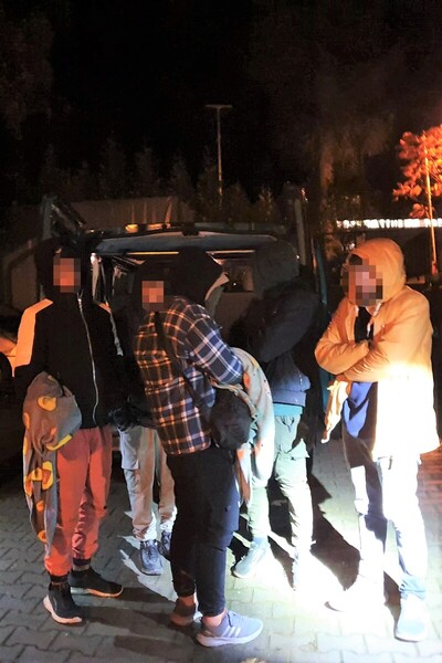 Bezskutecznie próbował przewieźć 5 Syryjczyków pora nocna. kilku zatrzymanych mężczyzn stojących przed budynkiem placówki straży granicznej w Zakopanem.