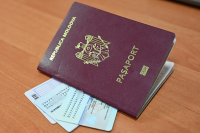 Na biurku leży paszport mołdawski, a w nim włożone: dowód osobisty, karta pobytu oraz prawo jazdy zatrzymanego cudzoziemca.