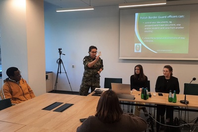 Funkcjonariuszka KaOSG szkoliła studentów Uniwersytetu Jagiellońskiego funkcjonariuszka Straży Granicznej przemawiająca do zebranych studentów podczas prelekcji