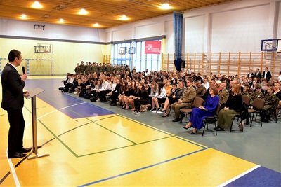 Ślubowanie uczniów klasy o profilu Straż Graniczna wszyscy zaproszeni goście wraz z uczniami zespołu szkół zebrani na uroczystej akademii z okazji 105. rocznicy odzyskania przez Polskę niepodległości. uroczystość odbywa się na sali gimnastycznej.