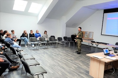 Przygotowanie strzeleckie młodzieży w Tarnowie Funkcjonariusz SG prowadzący zajęcia z przygotowania strzeleckiego w towarzystwie młodzieży