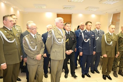 Wyróżnienie od Związku Żołnierzy Wojska Polskiego Komendant Placówki SG w Tarnowie na tle przedstawicieli innych służb