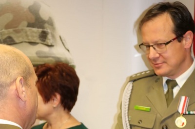 Wyróżnienie od Związku Żołnierzy Wojska Polskiego Komendant Placówki SG w Tarnowi odbierający wyróżnienie