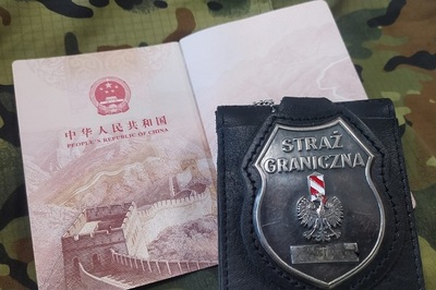 Nie pilnowali terminów Strona paszportu chińskiego i odznaka funkcjonariusza SG