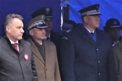 Generał SG Stanisław Laciuga stoi wśród zaproszonych gości podczas uroczystości na placu Matejki w Krakowie.