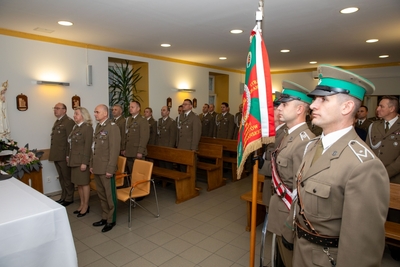 na pierwszym planie poczet sztandarowy. Z lewej strony dowództwo Karpackiego Oddziału Straży Granicznej. Na drugim planie zebrani funkcjonariusze straży granicznej podczas mszy świętej.