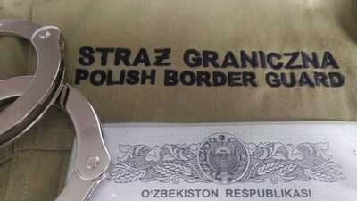 Na materiale z napisem Straż Graniczna Polish Border Guard leżą kajdanki i paszport obywatela Uzbekistanu.
