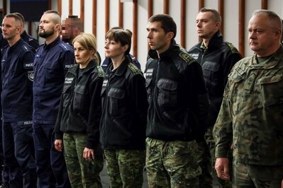 Uczestnicy zawodów strzeleckich stoją w dwuszeregu. na pierwszym planie drużyna funkcjonariuszy z Placówki SG w Kielcach. Obok stoją policjanci i żołnierze.