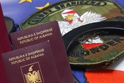 Na fladze Unii Europejskiej położony jest emblemat Straży Granicznej, a na nim kajdanki. Po lewej stronie leżą dwa paszporty albańskie.