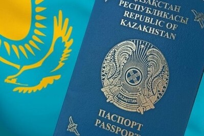 Na fladze Kazachstanu lezy położony paszport wydany przez władze Republiki Kazachstanu.