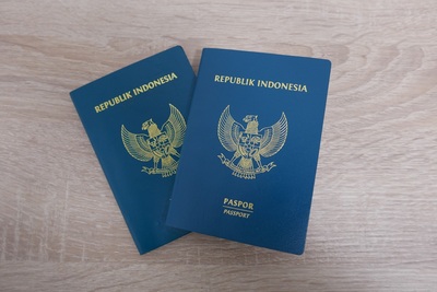 Przebywali nielegalnie w RP dwa paszporty republiki Indonezji położone na stole.