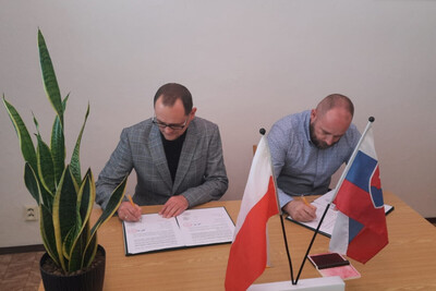Spotkanie pomocników pełnomocników granicznych podpisywanie porozumienia przez dwóch pomocników pełnomocników granicznych Polski i Słowacji.