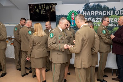 Spotkania wigilijne w Karpackim Oddziale Straży Granicznej funkcjonariusze i pracownicy karpackiego oddziału straży granicznej łamiący się opłatkiem i składający sobie życzenia.