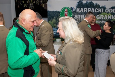 Spotkania wigilijne w Karpackim Oddziale Straży Granicznej funkcjonariusze i pracownicy karpackiego oddziału straży granicznej łamiący się opłatkiem i składający sobie życzenia.