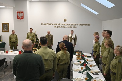 Spotkanie wigilijne w PSG Tarnów komendant karpackiego oddziału straży granicznej przemawiający do funkcjonariuszy oraz pracowników PSG w Tarnowie.
