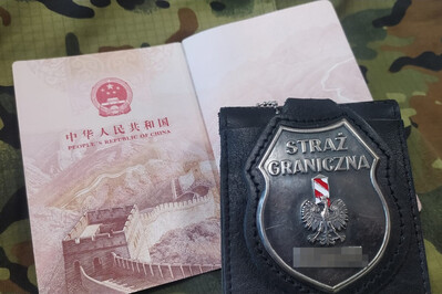 Chińczyk nielegalnie w Polsce odznaka straży granicznej położona na paszporcie Republiki Chin. odznaka i paszport położone są na mundurze straży granicznej typu moro.