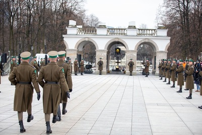 Uroczysta Zmiana Posterunku Honorowego Funkcjonariusze Straży Granicznej zmierzają krokiem marszowym do zmiany posterunku honorowego przed Grobem Nieznanego Żołnierza w Warszawie.