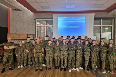 Funkcjonariusze KaOSG szkolili młodzież z klas mundurowych wspólne zdjęcie uczniów klas mundurowych z funkcjonariuszami straży granicznej, którzy prowadzili szkolenie.