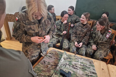 Funkcjonariusze KaOSG szkolili młodzież z klas mundurowych uczennica z klasy mundurowej lądująca naboje do magazynka.