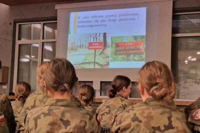 Funkcjonariusze KaOSG szkolili młodzież z klas mundurowych uczniowie klas mundurowych słuchający wykładu prowadzonego przez funkcjonariusza straży granicznej.
