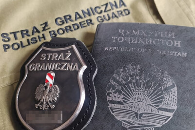 Tadżyk uchodźcą wojennym Odznaka straży granicznej znajdująca się obok paszportu Tadżykistanu , całość położona na koszuli służbowej straży granicznej koloru khaki z widocznym napisem Straż Graniczna 
Polish Border Guard.