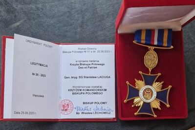 Komendant KaOSG wyróżniony przez Biskupa Polowego odznaczenie, które otrzymał Komendant Karpackiego Oddziału Straży Granicznej. obok legitymacja na której napisany jest numer rozkazu oraz data przyznania odznaczenia.